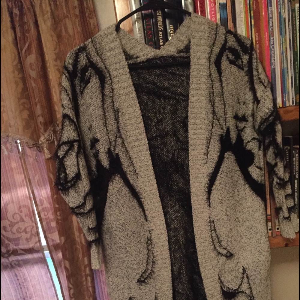 Beautiful sweater! Feels nice